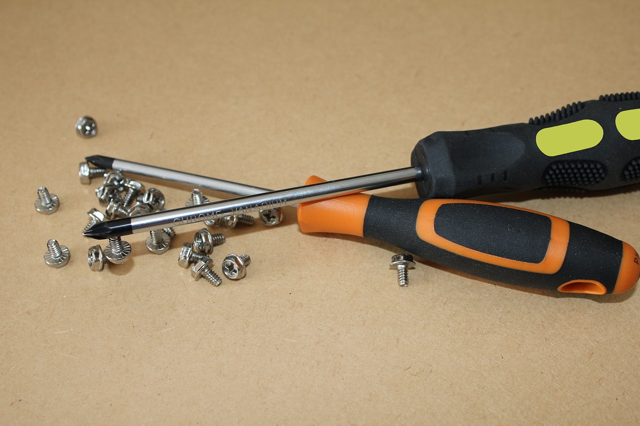 Jak postąpić, kiedy sprzęt AGD odmawiają posłuszeństwa – lodówka przestaje chłodzić, pralka cieknie?